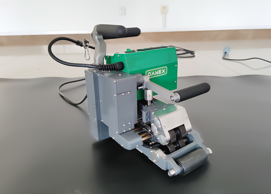 آلة لحام إسفين ساخن لأغشية HDPE الأرضية CX700 بقدرة كاملة 2400 واط