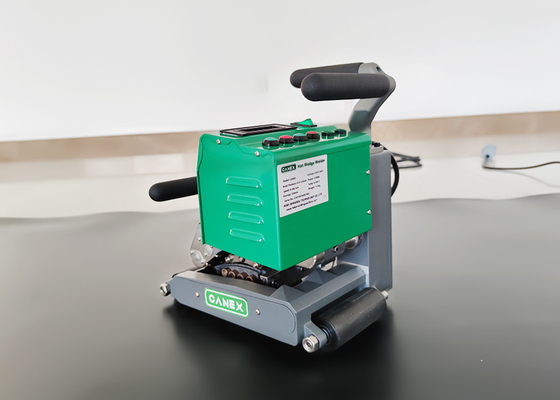 آلة لحام إسفين ساخن لأغشية HDPE الأرضية CX700 بقدرة كاملة 2400 واط